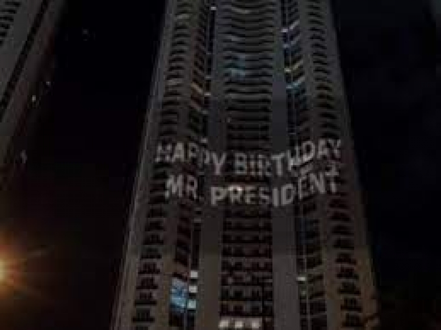 ΗΠΑ: Ευχές για τα 70ά γενέθλια του Vladimir Putin στον ουρανοξύστη Trump Tower στο Μαϊάμι