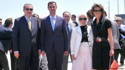 Μετά την αποκατάσταση της κυριαρχίας του στην κατεστραμμένη πλέον Συρία, ο πρόεδρος Assad επιστρέφει στη διεθνή σκηνή