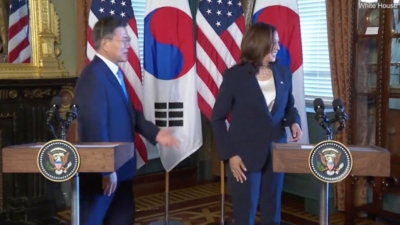 Viral βίντεο: Η Kamala Harris «σκουπίζει» το χέρι της στο παντελόνι της, μετά τη χειραψία με τον Νοτιοκορεάτη πρόεδρο