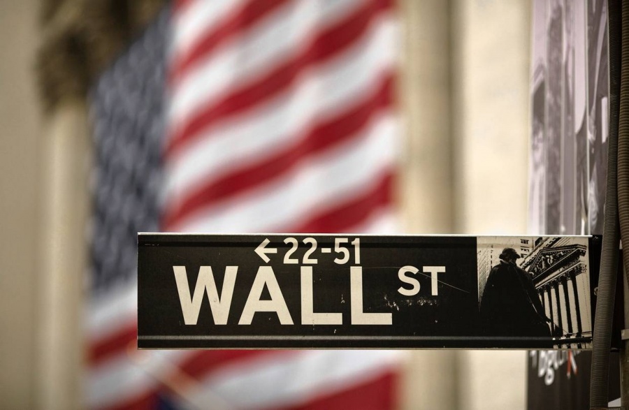 Οριακή πτώση στη Wall Street, καθώς επιμένουν οι εμπορικές ανησυχίες