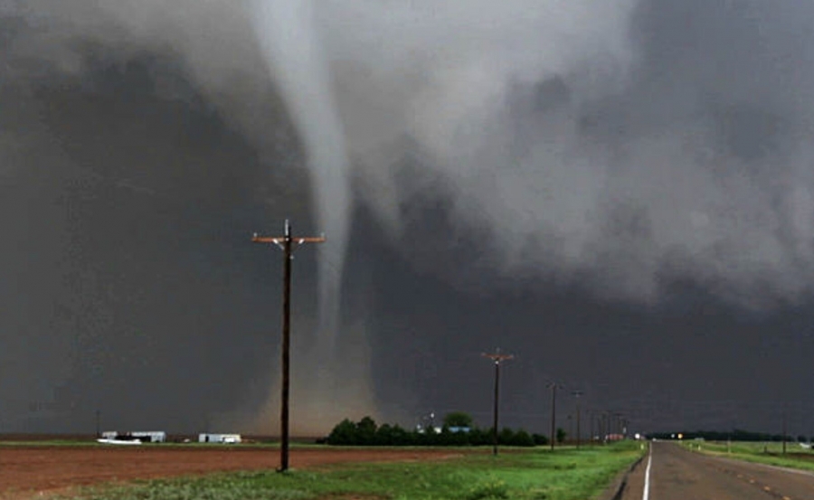 Ισχυροί ανεμοστρόβιλοι σαρώνουν τις ΗΠΑ – Ένας νεκρός και αρκετοί αγνοούμενοι