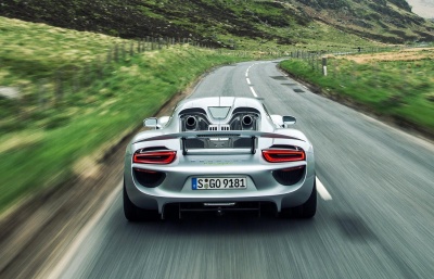 H Porsche ετοιμάζει ένα hypercar κόντρα στην Mercedes-AMG One