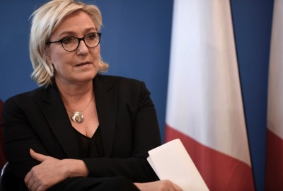 Η Le Pen πανηγυρίζει για την επικείμενη αποχώρηση Merkel - «Ο Macron κοιμάται τον ύπνο του δικαίου»
