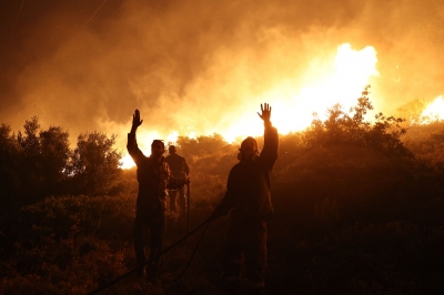 Daily Sabah: Σπίτια καταστράφηκαν, νοσοκομείο εκκενώθηκε καθώς η πυρκαγιά μαίνεται κοντά στην Αθήνα