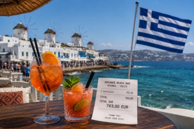 Αυτοκτονούμε: 876 δολάρια για δύο ποτά - Εξοργίζει η απληστία της Μυκόνου - Ο Έλληνας δεν βλέπει διακοπές, μόνο... ακρίβεια