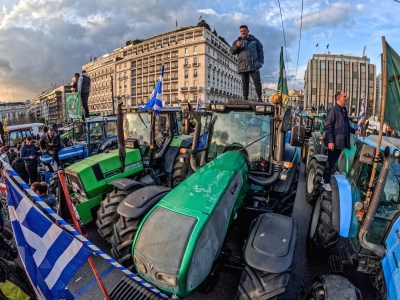 Ρουκέτες από το μπλόκο Νίκαιας: Μητσοτάκη με τους αγρότες δεν παίζεις, βουλιάζουμε το Σύνταγμα με τρακτέρ, αγροτικά και χιλιάδες λαού