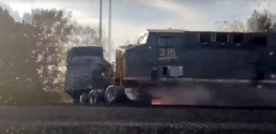 Δείτε μια τρενάμαξα να διαλύει μια νταλίκα!