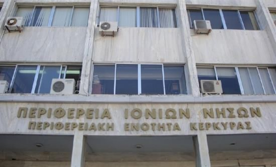 Διαμαρτυρία για τις απαγορεύσεις - Κυνηγοί και ψαράδες κατέλαβαν το κτίριο της Αντιπεριφέρειας Κέρκυρας