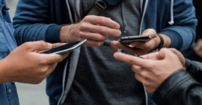 Έρευνα: Η συχνή χρήση κινητού από τους εφήβους συνδέεται με ανθυγιεινή διατροφή και αύξηση βάρους