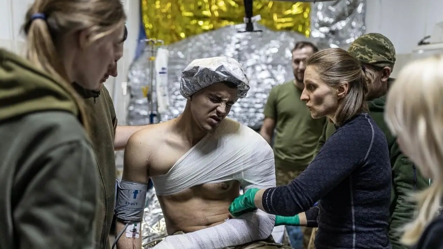 Ιστορίες παράνοιας από το μέτωπο - Οι Ουκρανοί «γιατροί» είναι επιστρατευμένοι πολίτες που εκπαιδεύονται από το Ίντερνετ