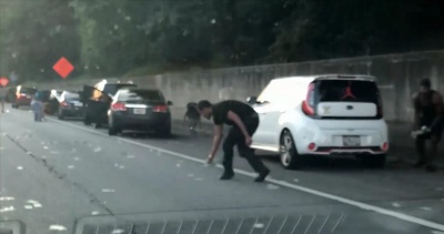 Γέμισε ο δρόμος δολάρια από ένα θωρακισμένο φορτηγό!