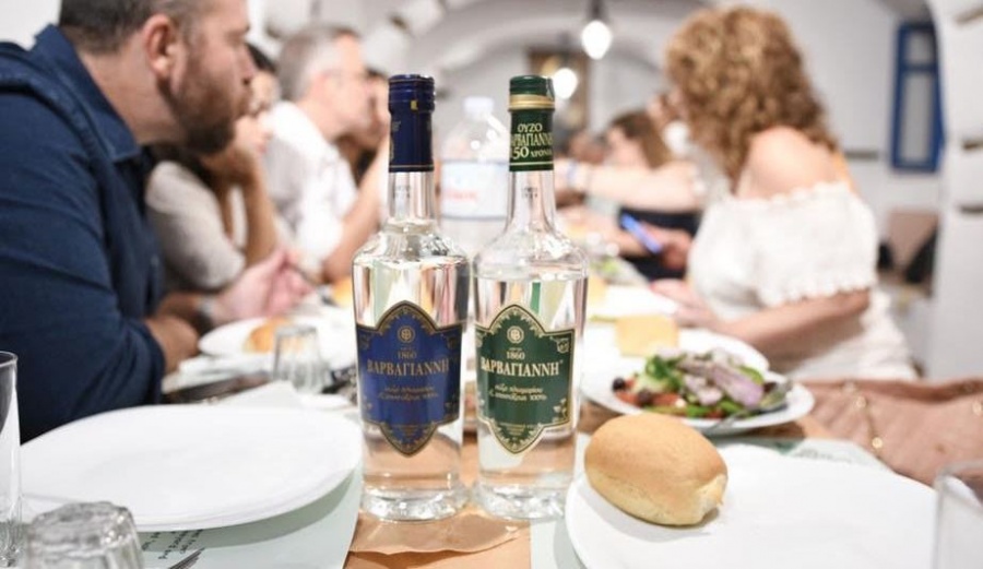 Η αυθεντικά ελληνική γεύση του Ούζου Βαρβαγιάννη ταξίδεψε στην Αμοργό για την «Εβδομάδα Γαστρονομίας» και το Authentic Big Blue