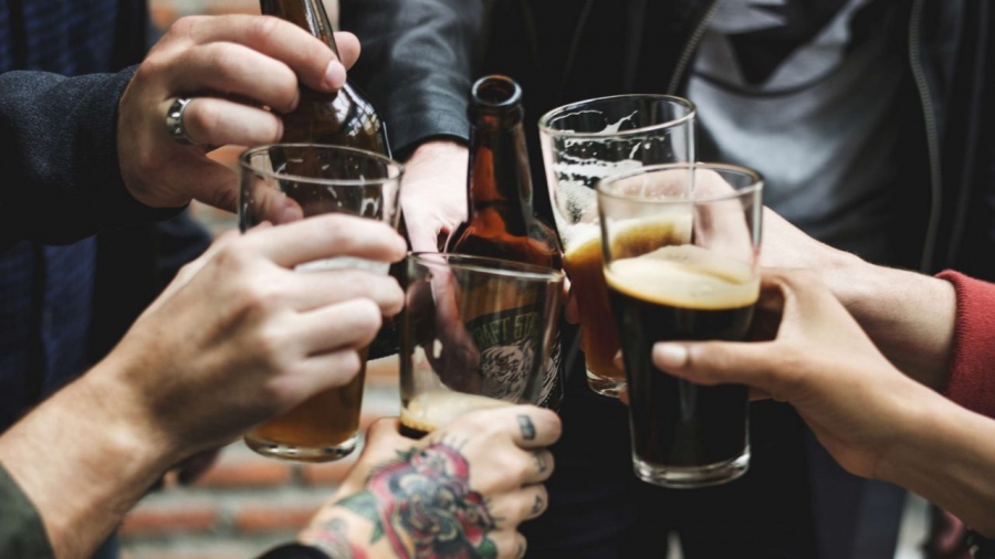 Σοκάρουν οι ειδικοί - Το πιο... αθώο ποτό κρύβει την πιο φονική εξάρτηση - Τα πρώτα ανησυχητικά σημάδια του εθισμού