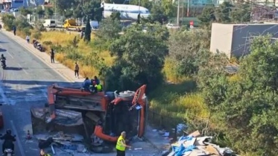 Κυκλοφοριακό κομφούζιο στη λεωφόρο Βουλιαγμένης μετά από ανατροπή φορτηγού - Τραυματίστηκε ο οδηγός του οχήματος