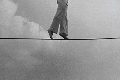 Κορωνοϊός: Επιστήμονες παρομοιάζουν τη χαλάρωση των μέτρων, με ακροβασία σε τεντωμένο σκοινί