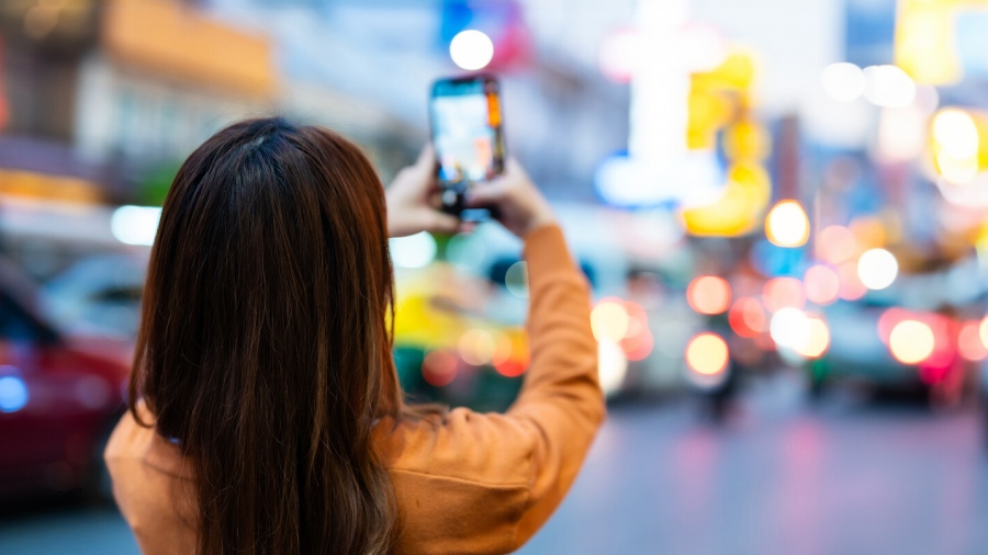 Απίστευτο αλλά αληθινό - Πρόστιμο σε γυναίκες που βγάζουν selfie στους δρόμους