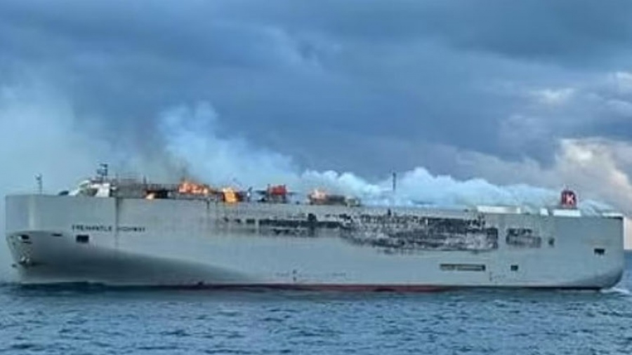 Ολλανδία: Περίπου 500 ηλεκτρικά αυτοκίνητα μετέφερε το Fremantle Highway - Παραμένει στις φλόγες