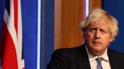 Το μισό υπουργικό συμβούλιο βρίσκεται στην Downing Street και πιέζει τον Johnson να παραιτηθεί