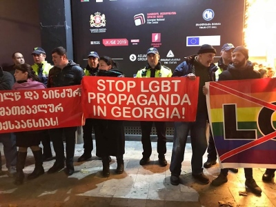 Στα βήματα της Ρωσίας η Γεωργία: Καθολική απαγόρευση της ΛΟΑΤΚΙ προπαγάνδας σε σχολεία, δημόσιους χώρους και κανάλια