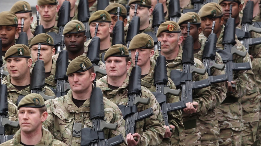 Η Βρετανία σκοπεύει να στείλει «ειρηνευτικές δυνάμεις» στην Ουκρανία - Αντιδράει η κοινωνία