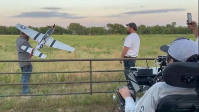 Απίστευτο και όμως αληθινό: Eταιρεία του Musk δίδαξε άνθρωπο σε αναπηρικό καροτσάκι να ελέγχει drone με το μυαλό του