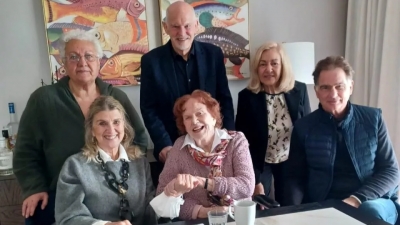 Η Μαργαρίτα Παπανδρέου στα 98 της, μαζί με τον Γιώργο και τον Νίκο στέλνουν μήνυμα για τον πόλεμο στην Ουκρανία