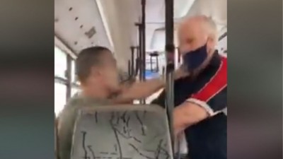 Άγριο ξύλο σε λεωφορείο μεταξύ νεαρού και ηλικιωμένου για τη μάσκα - Δείτε βίντεο