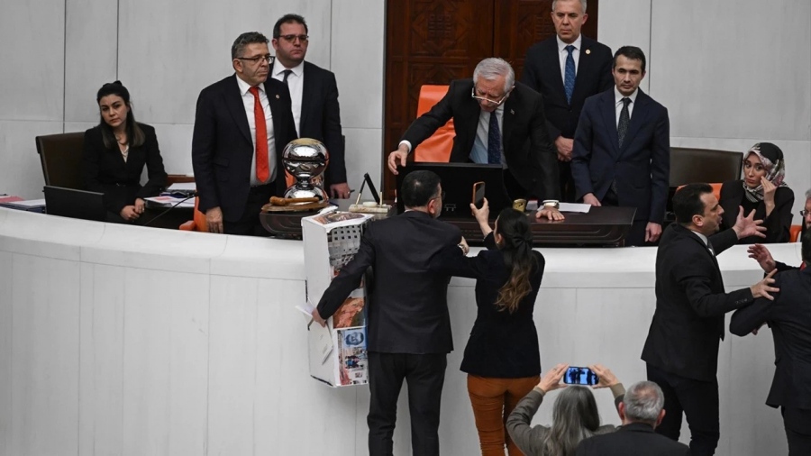 Χάος στην βουλή: Επιθέσεις, ξύλο και χάρτινα φέρετρα στη ζούγκλα της Τουρκίας