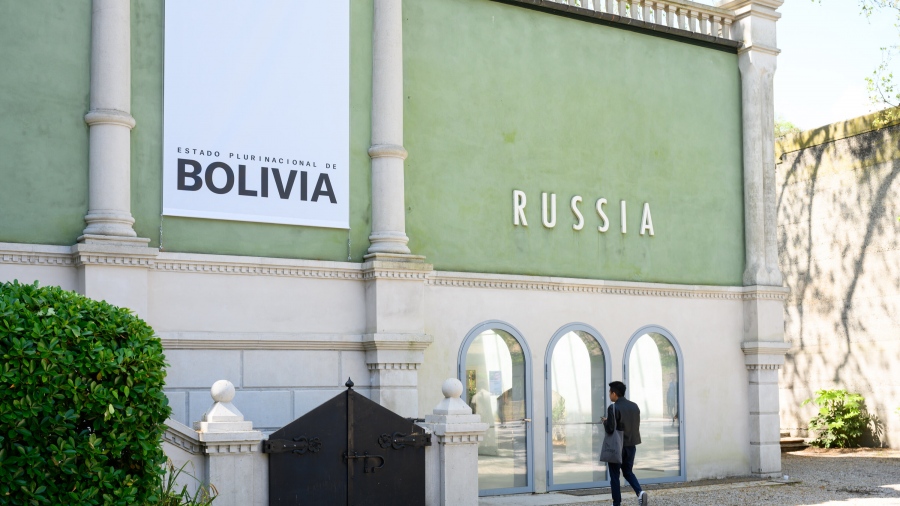 Απίστευτη υποκρισία - Η Μέση Ανατολή φλέγεται, αλλά η ΕΕ απειλεί να κόψει κονδύλια από τη... Biennale Βενετίας λόγω επιστροφής της Ρωσίας