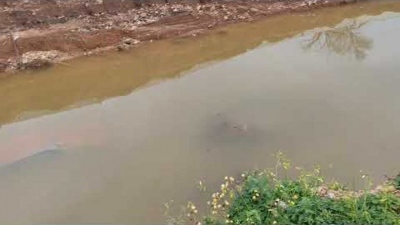 Αυτοκίνητο μετατράπηκε σε υποβρύχιο μετά την κακοκαιρία στη Βάρη