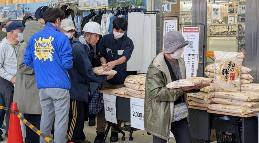 Σοκ στην Ιαπωνία, στέκονται στην ουρά για λίγο φθηνό ρύζι - Άνευ προηγουμένου κρίση, κλονίζεται η κυβέρνηση