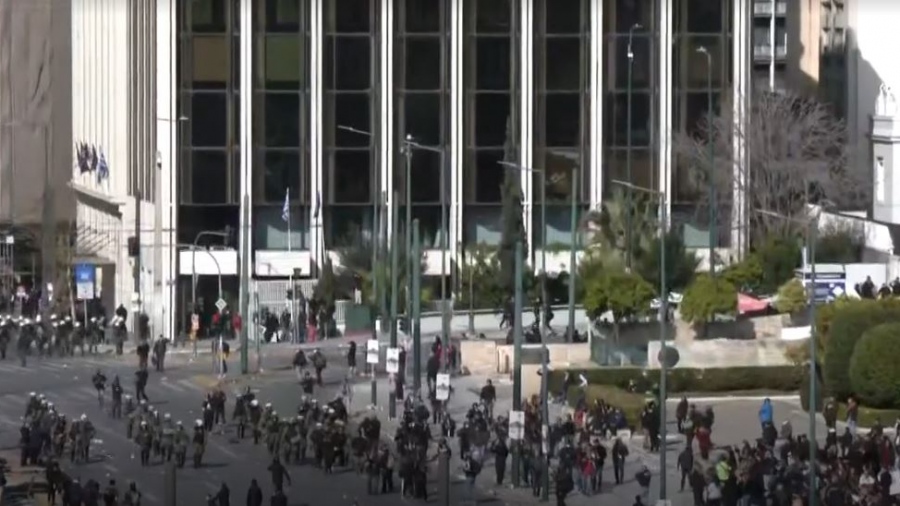 Επεισόδια στο Σύνταγμα μετά το συλλαλητήριο για τα Τέμπη - Προσαγωγές από την ΕΛ.ΑΣ.