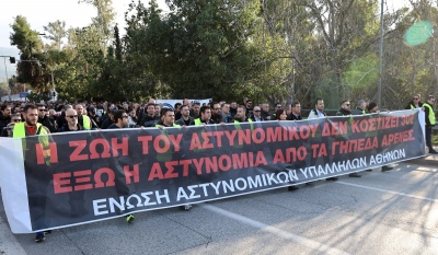 Διαμαρτυρία αστυνομικών στη Βουλή για τον βαρύτατο τραυματισμό του 31χρονου άνδρα των ΜΑΤ στου Ρέντη