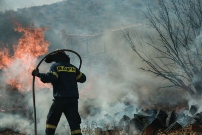 Φωτιά ξέσπασε στην Ανάβυσσο, συναγερμός στην Πυροσβεστική – Διακοπή κυκλοφορίας