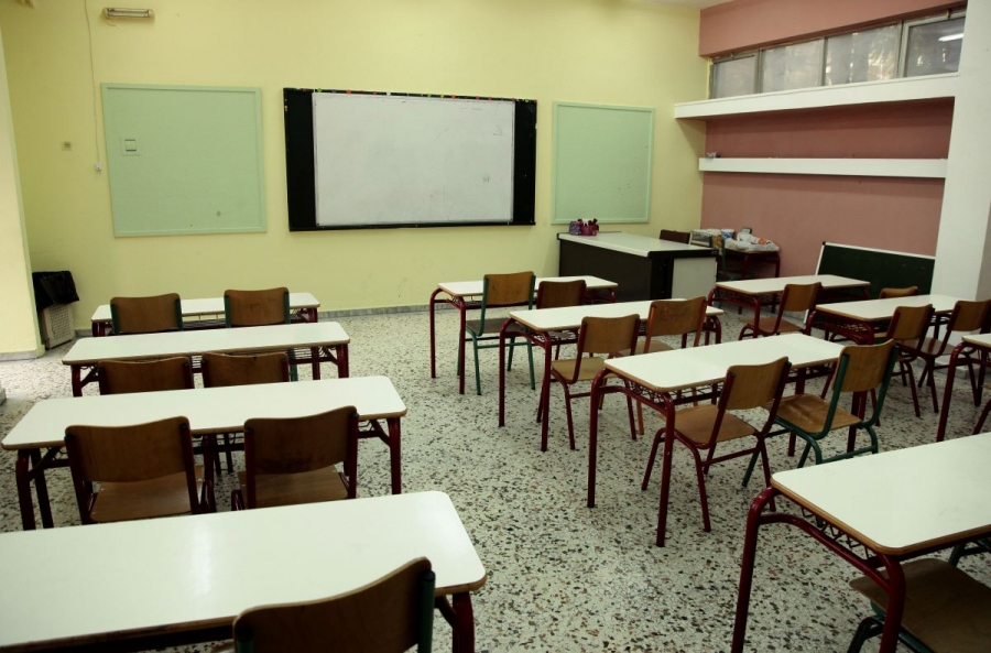 Απίστευτο περιστατικό σε σχολείο στο Αιγάλεω: Καθηγητής και μαθητές πλακώθηκαν στο ξύλο