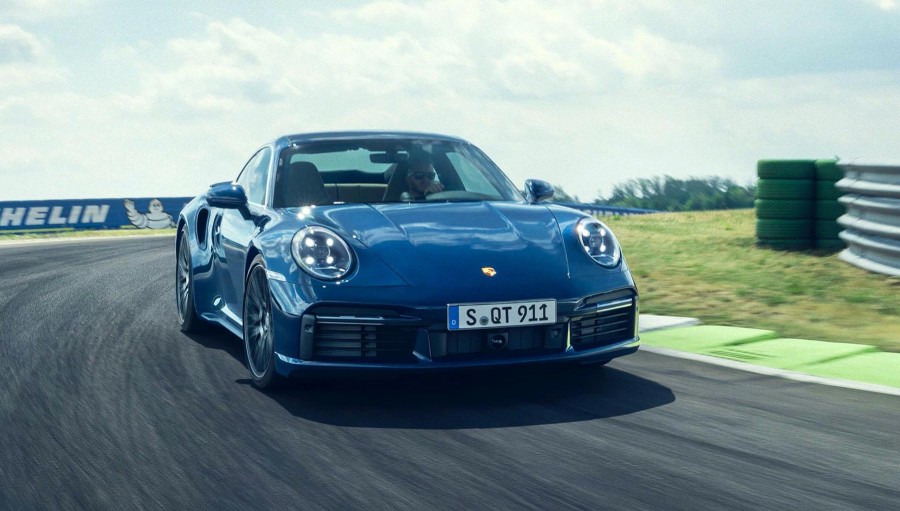 H Porsche 911 Turbo είναι… η απλή με τα 580 άλογα