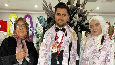 Άφωνοι όλοι: Η large γιαγιά που «χρύσωσε» τον εγγονό της στον γάμο του... Καινούριο σπίτι, αυτοκίνητο, οικόπεδα... κλπ