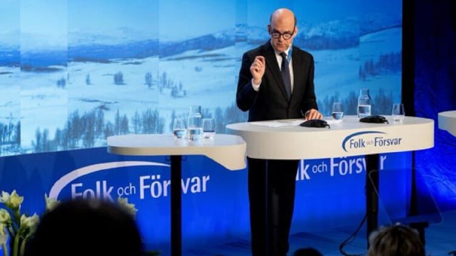 Νεαρή και Ιταλίδα - Ο Βρετανός πρέσβης στο ΝΑΤΟ τοποθέτησε την ερωμένη του στην επίσημη κατοικία του στις Βρυξέλλες