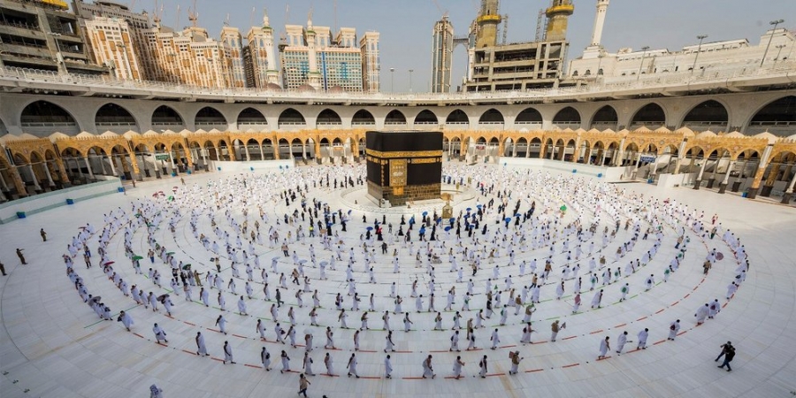 Μέκκα - Ελάχιστοι προσκυνητές που έχουν εμβολιαστεί και με κοινωνικές αποστάσεις εν μέσω κορωνοϊού