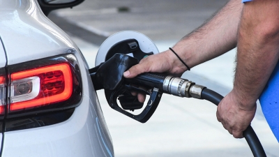 Επιδότηση για τα καύσιμα - Οικονόμου: Οι καταναλωτές θα πληρώνουν τη βενζίνη φθηνότερα από την τιμή της αντλίας