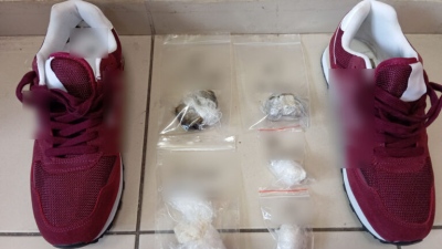 Τρίκαλα: Προσπάθησε να «περάσει» ναρκωτικά κρυμμένα στον πάτο παπουτσιών