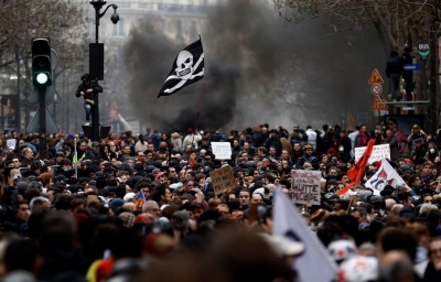 Οργή λαού στη Γαλλία – Διαδηλώσεις και ταραχές παντού, φλόγες στο Παρίσι, κάηκε το δημαρχείο στο Μπορντό -  Πανικός Macron