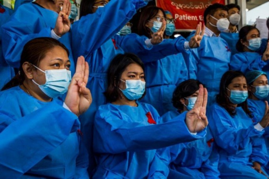 Μιανμάρ: Οι γιατροί απεργούν και με «χαιρετισμό ανυπακοής» αντιδρούν στους πραξικοπηματίες