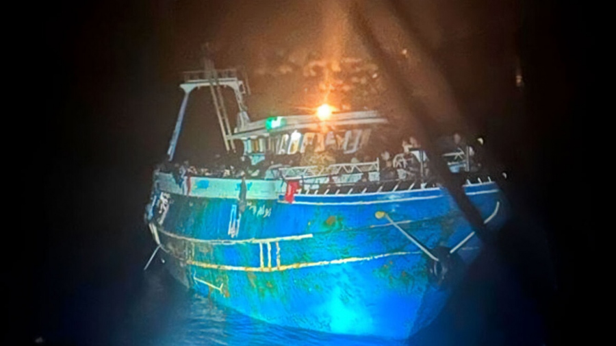 Ναυάγιο Πύλου: Συγγενείς ζητούν την ανέλκυση του μοιραίου αλιευτικού και την ανάσυρση των σορών