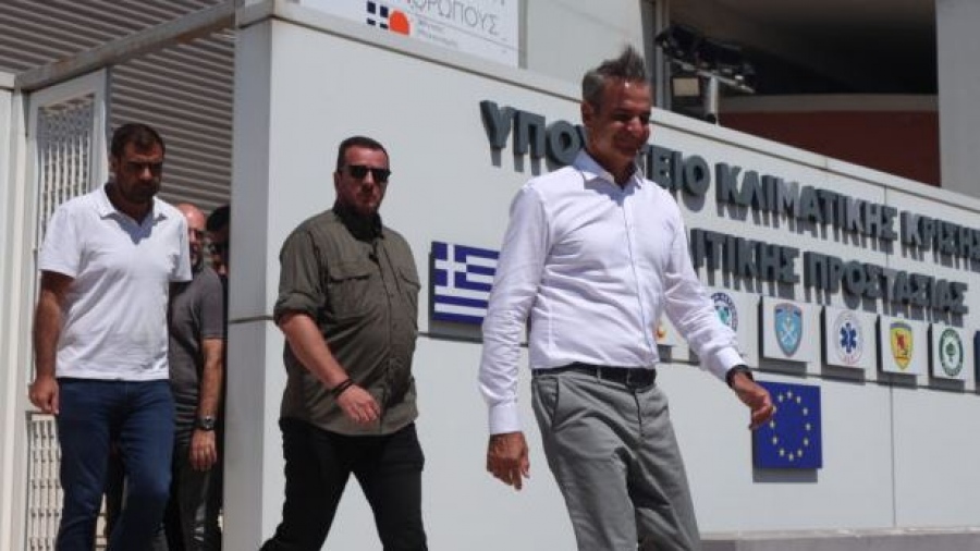 Αφωνία κυβέρνησης για τις πυρκαγιές - Στο Εθνικό Συντονιστικό Κέντρο για τη Διαχείριση Κρίσεων ο Μητσοτάκης