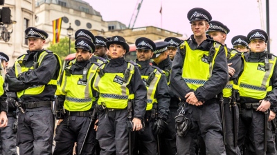 Οργή στη Βρετανία: Αστυνομικός αποκαλύπτει πώς «κουκούλωσαν» την υπόθεση με τους βιασμούς ανηλίκων από συμμορίες Πακιστανών