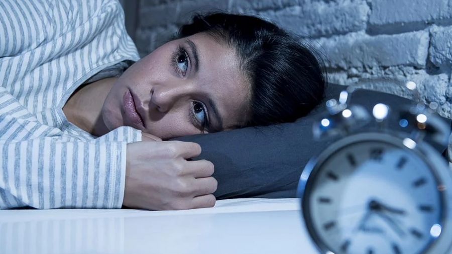 «Το να μετράτε πρόβατα δεν βοηθάει» - Γιατρός αποκαλύπτει τους τρόπους για να αποκοιμηθείς εύκολα