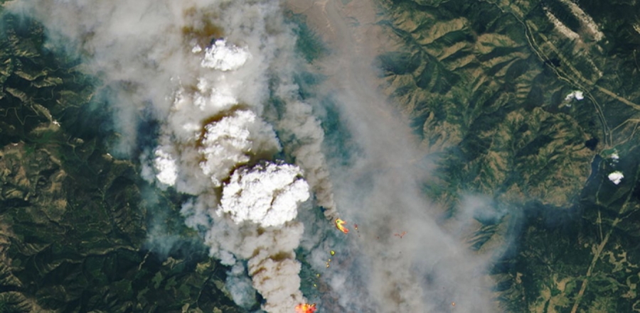 Καναδάς: Θεωρία συνωμοσίας «βλέπει» γιγάντιο λέιζερ από το διάστημα να κρύβεται πίσω από την πυρκαγιά