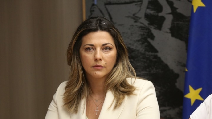 Ζαχαράκη (Υπουργός Παιδείας): Εξοπλίζουμε με 10.000 απινιδωτές τα σχολεία για την ασφάλεια των παιδιών