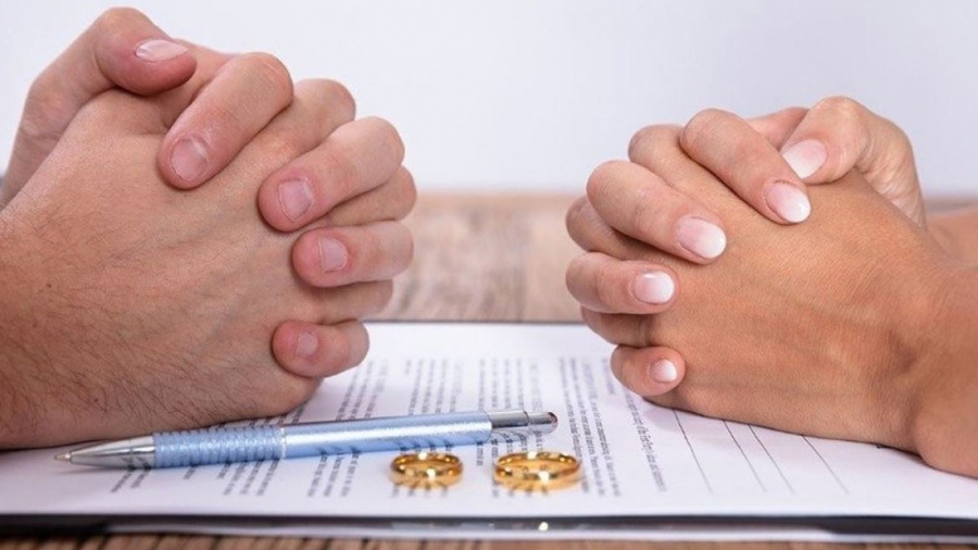 Κρίση σχέσεων μετά τα 40 - Γιατί οι γυναίκες επιλέγουν μαζικά τα διαζύγια